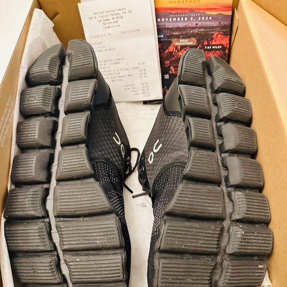 ON Tennis Shoes size 7 1/2 Excellent condition as pictured - Picture 11 of 16